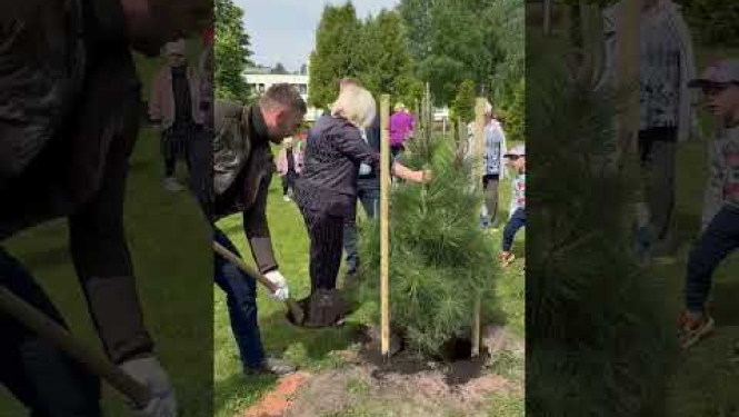PPII "Gregucis" bērni kopā ar Ropažu novada pašvaldības vadību stāda kokus
