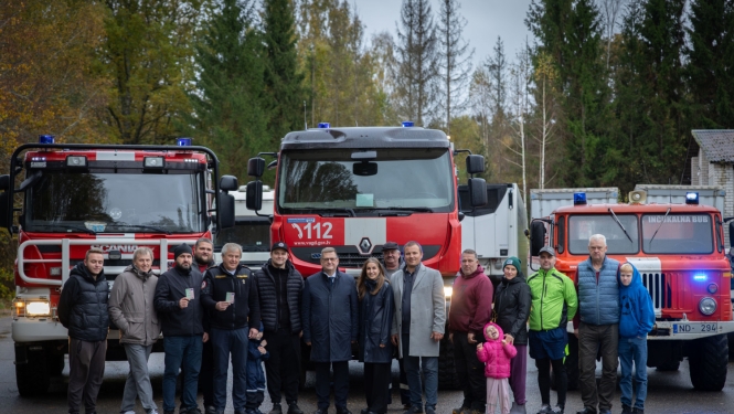 pašvaldība nodod ugunsdzēsības automašīnas Inčukalna Brīvprātīgo ugunsdzēsēju biedrībai