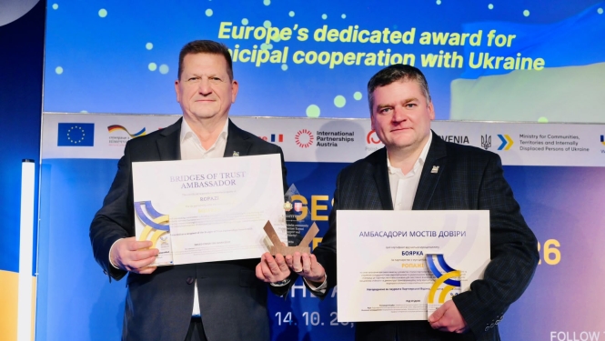 Ropažu novada pašvaldība saņem starptautisku apbalvojumu par atbalstu Ukrainas pilsētai Bojarkai 