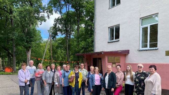 Foto: Ropažu novada pašvaldības publisko bibliotēku darbinieku un Izglītības, jaunatnes lietu, kultūras un sporta departamenta Kultūras un sporta nodaļas vadītāju kopbilde pie Strazdes muižas, kopā ar muižas un bibliotēkas vadītāju Silviju Niķi.