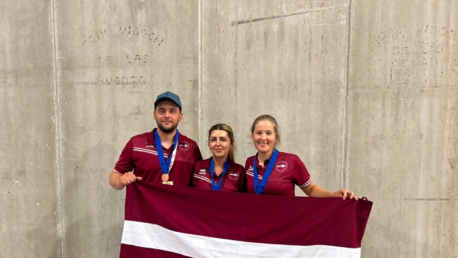 sportisti ar Latvijas karogu