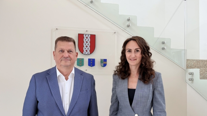 tiesībsardze Karina Palkova ar Ropažu novada pašvaldības domes priekšsēdētāju Aivaru Draudiņu 