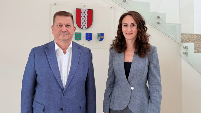 tiesībsardze Karina Palkova ar Ropažu novada pašvaldības domes priekšsēdētāju Aivaru Draudiņu 
