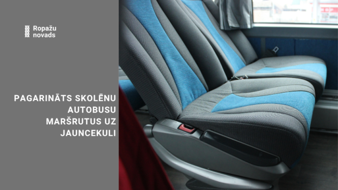 autobusa salons ar pasažieriem
