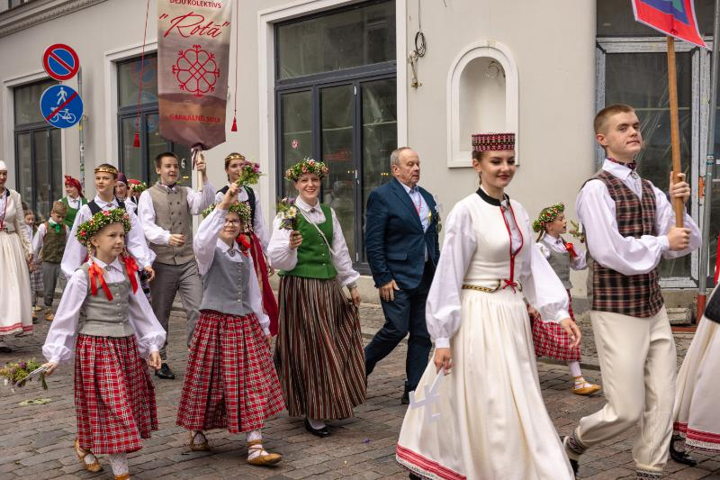 Ropažu novads skolēnu dziesmu svētku gājienā