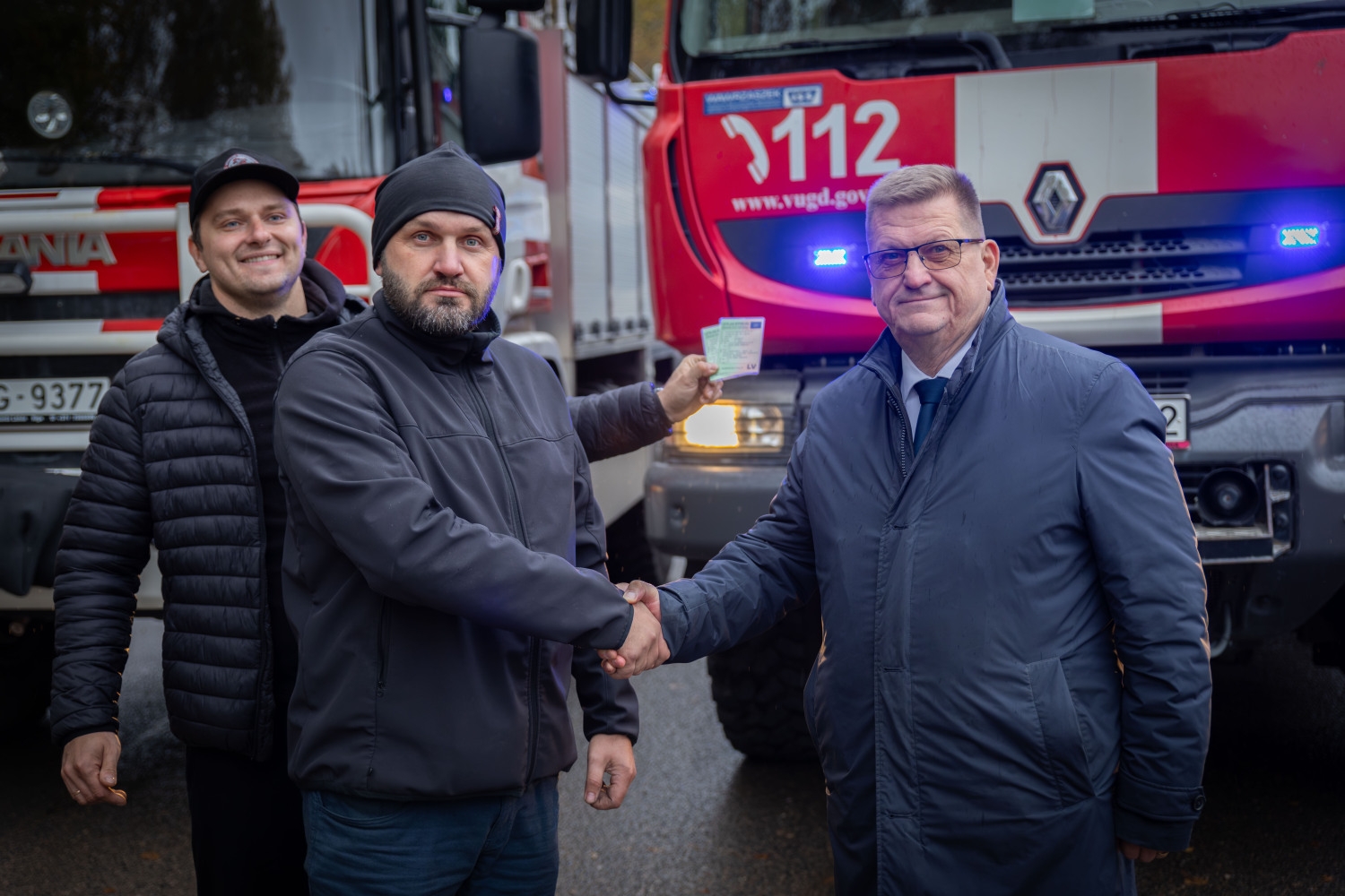 pašvaldība nodod ugunsdzēsības automašīnas Inčukalna Brīvprātīgo ugunsdzēsēju biedrībai