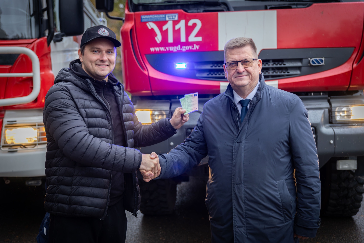 pašvaldība nodod ugunsdzēsības automašīnas Inčukalna Brīvprātīgo ugunsdzēsēju biedrībai