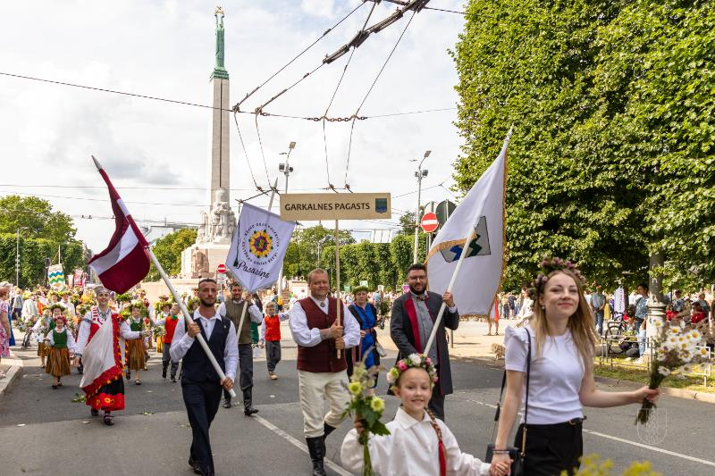 Ropažu novads skolēnu dziesmu svētku gājienā