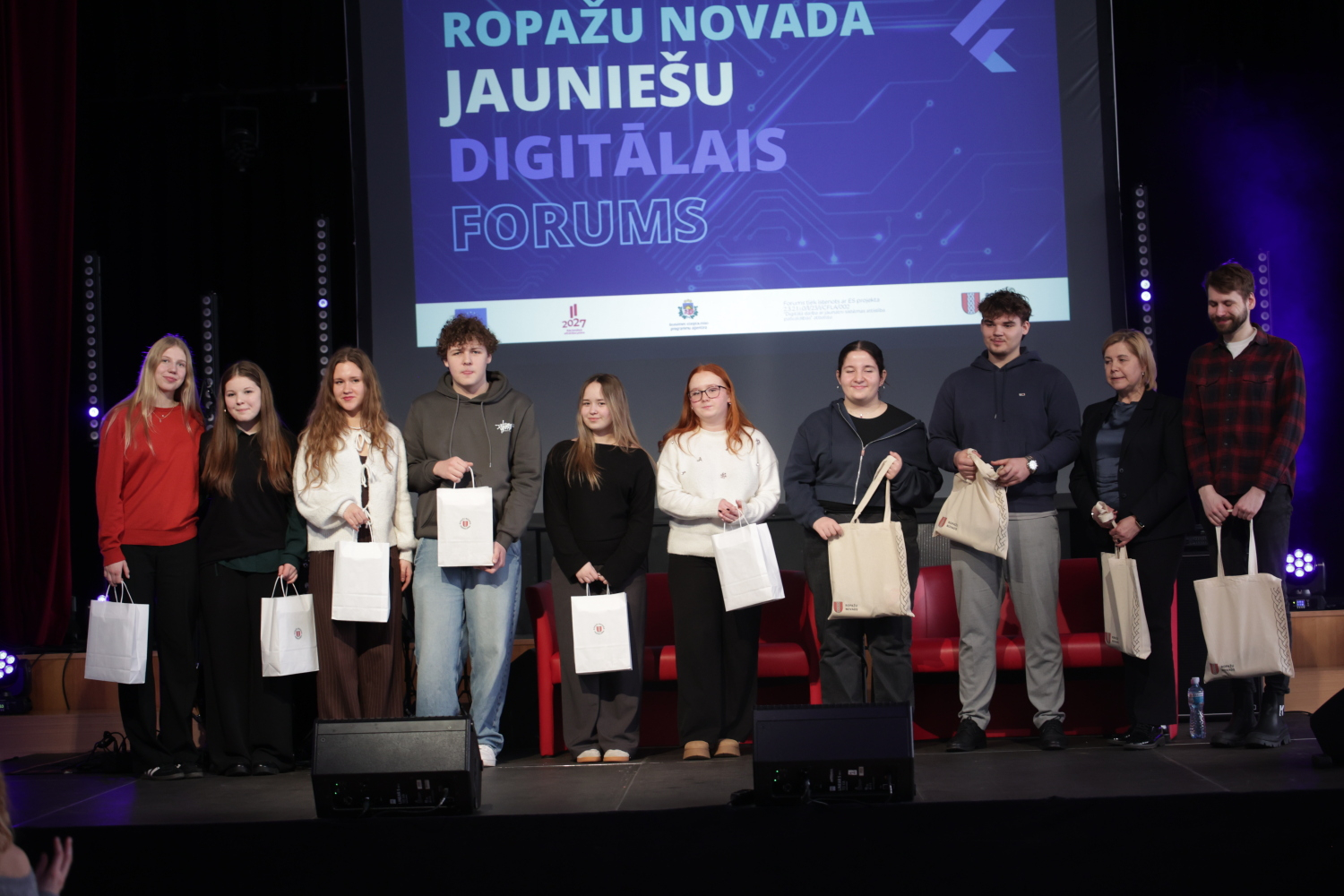 Pasniegtas "Ropažu novada Jauniešu gada balvas"