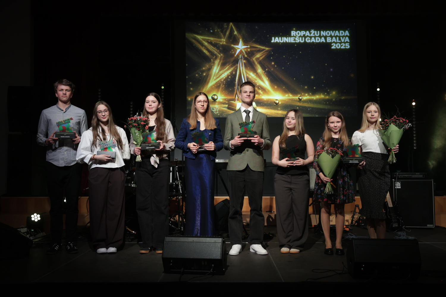 Pasniegtas "Ropažu novada Jauniešu gada balvas"