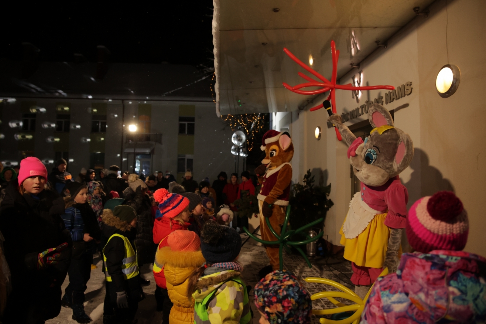 Gaismiņu iedegšana Vangažu pilsētas Ziemassvētku eglītē, 04.12.2023.