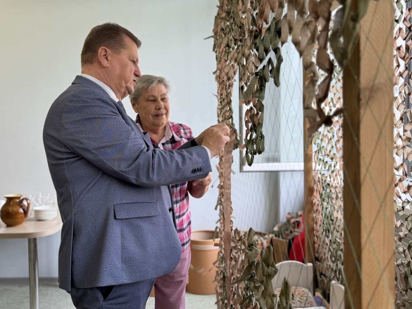 Godinātas maskēšanās tīklu pinējas par atbalstu Ukrainai 