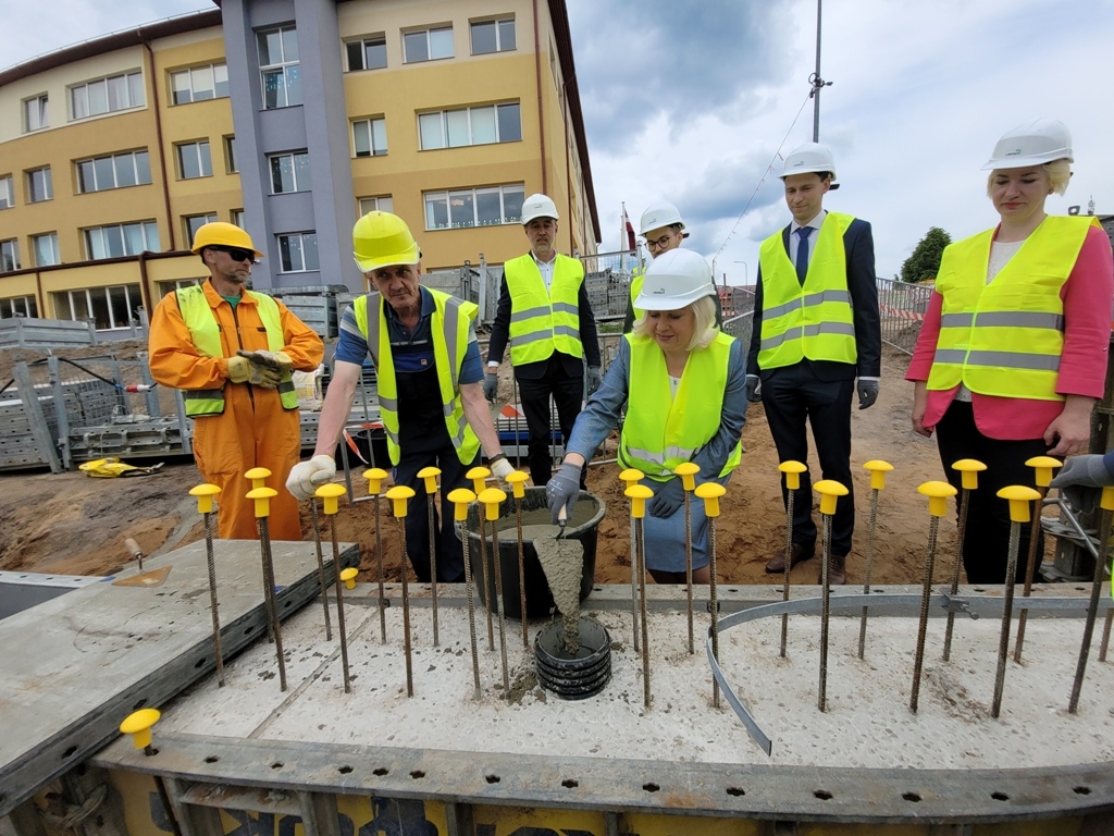 Ulbrokas vidusskolas laika kapsulas iemūrēšana