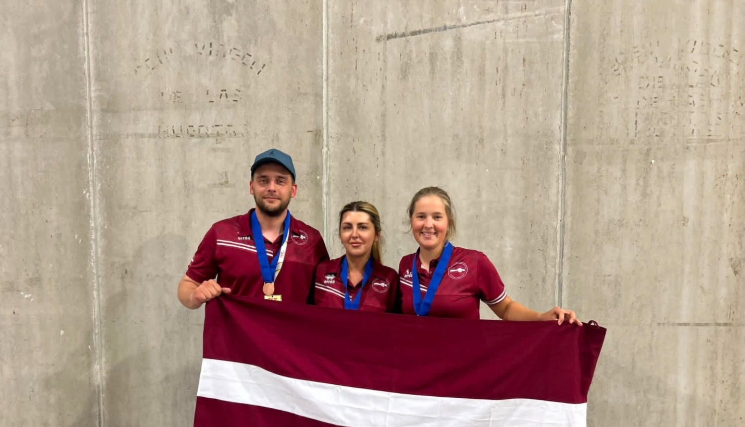 sportisti ar Latvijas karogu