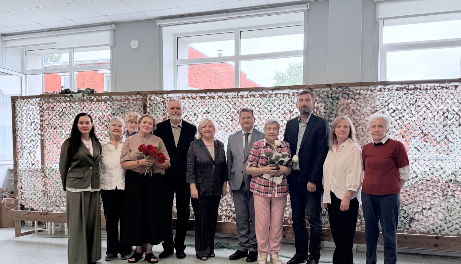 Godinātas maskēšanās tīklu pinējas par atbalstu Ukrainai 