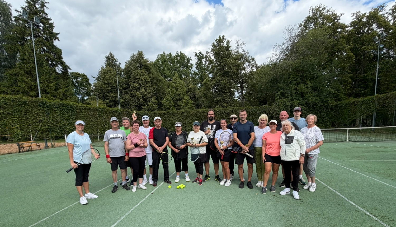 Sporta kluba "Brīze" rīkotais jaukto dubultspēļu turnīrs tenisā, dalibnieku kopfoto