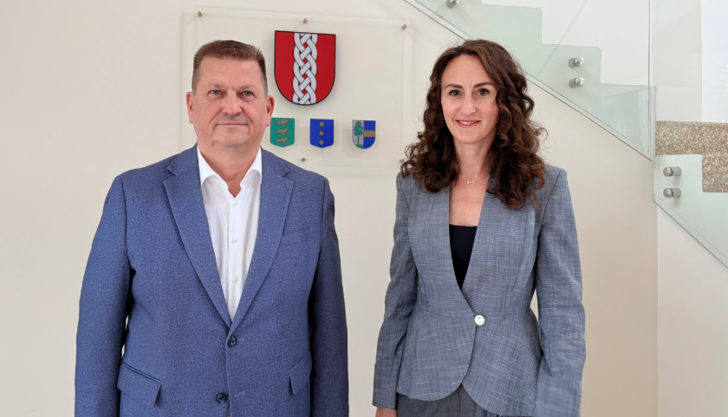 tiesībsardze Karina Palkova ar Ropažu novada pašvaldības domes priekšsēdētāju Aivaru Draudiņu 