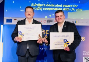 Ropažu novada pašvaldība saņem starptautisku apbalvojumu par atbalstu Ukrainas pilsētai Bojarkai 