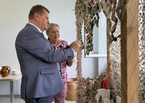 Godinātas maskēšanās tīklu pinējas par atbalstu Ukrainai 