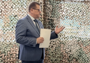 Godinātas maskēšanās tīklu pinējas par atbalstu Ukrainai 