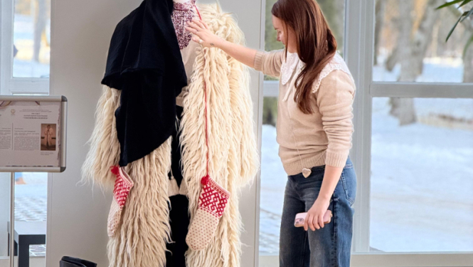 Tikšanās ar ukraiņu mākslinieci Olenu Riuminu tērpu kolekcijas “Atmiņas kods” izstādē