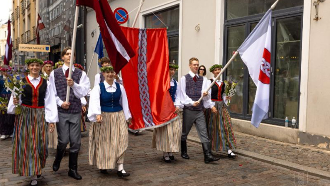 Ropažu novads skolēnu dziesmu svētku gājienā