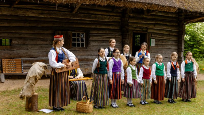 Folkloras kopu programma "Dindaru, dandaru, radu novadu rakstus"