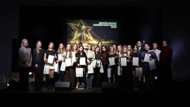 Pasniegtas "Ropažu novada Jauniešu gada balvas"