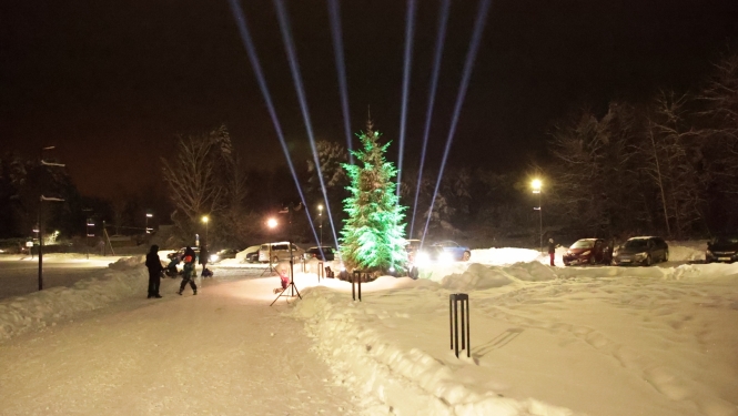 Svētku egles iedegšana Upesciemā pie Berģu Mūzikas un mākslas pamatskolas, 02.12.2023.