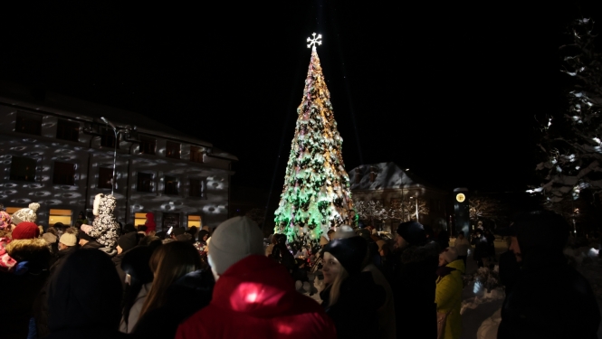 Gaismiņu iedegšana Vangažu pilsētas Ziemassvētku eglītē, 04.12.2023.