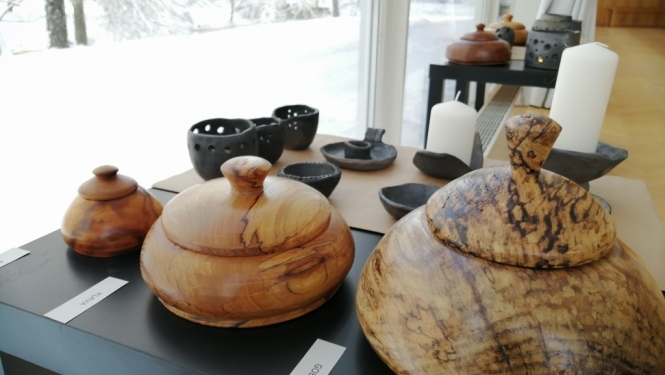 Izstāde “GAISMA. Keramika un koks” Ropažu kultūras centrā, 2021. gada decembrī