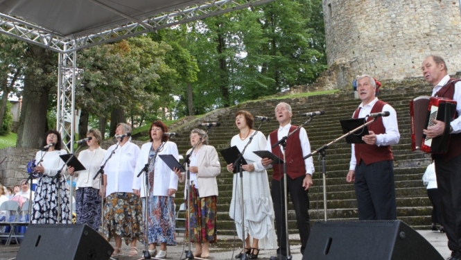Ropažu Kultūras centra senioru vokālais ansamblis “Sarma” sadzied Cēsīs