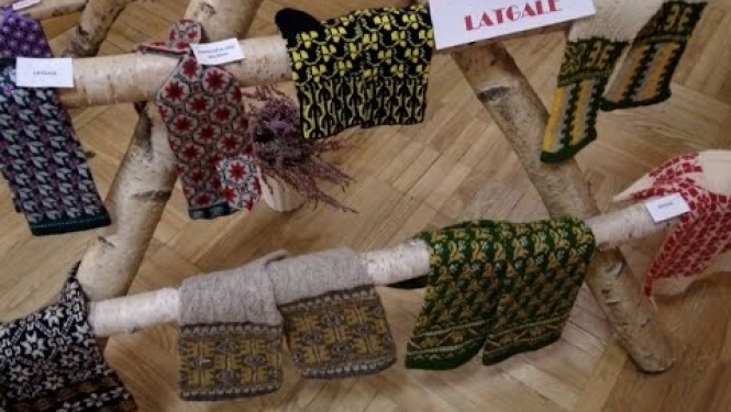 Ilzes Kopmanes etnogrāfisko cimdu izstādes atklāšana "Lai silti", Vangažu pilsētas Kultūras namā