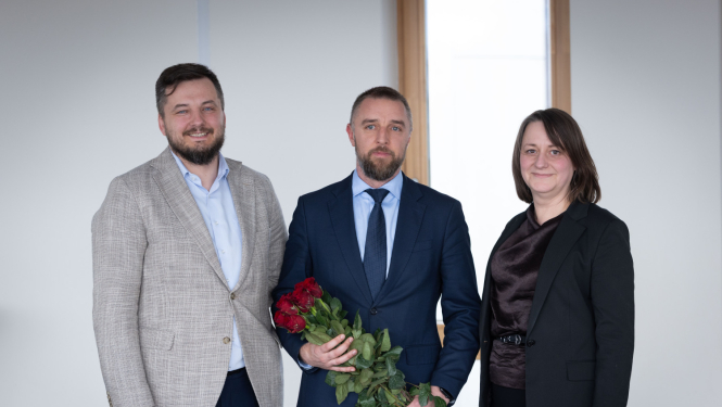 Andrejs Urtāns pēc amata apstiprināšanas bildē ar pašvaldības izpilddirektoru un pašvaldības domes priekšsēdētāju