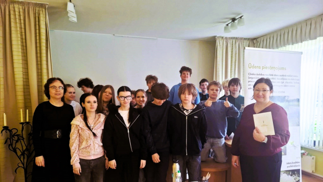 Latvijas Nacionālā dabas muzeja piedāvātā muzejpedagoģiskā izbraukuma nodarbība “Ūdens piesārņojums” 7.a nodarbības kopbilde