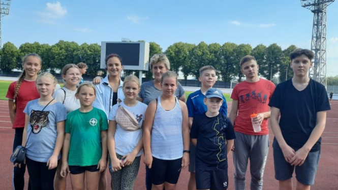 Ropažu novada jauniešiem 15 visu kalumu medaļas atklātajā čempionātā stadiona skriešanā