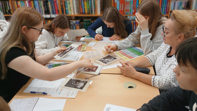  8.a klase piedalījās nodarbībā “Rokrakstu mednieki”.