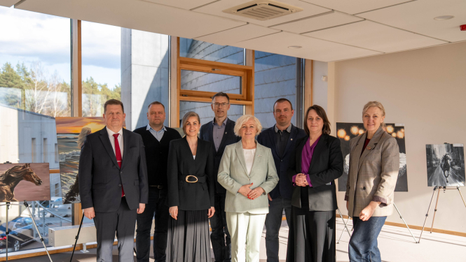 14. aprīlī Ropažu novadā viesojās Saeimas priekšsēdētāja Daiga Mieriņa, lai reģionālās darba vizītes laikā iepazītos ar Ropažu novada pašvaldības galvenajiem attīstības virzieniem, aktuālajiem izaicinājumiem un pašvaldības īstenotajām iniciatīvām.   Vizīte Ropažu novadā sākās uzņēmumā “Getliņi EKO”, kur pārrunāti vides un atkritumu apsaimniekošanas jautājumi. Sarunā ar Saeimas priekšsēdētāju Daigu Mieriņu Ropažu novada pašvaldības domes priekšsēdētāja Signe Grūbe, pašvaldības domes priekšsēdētājas vietnieks