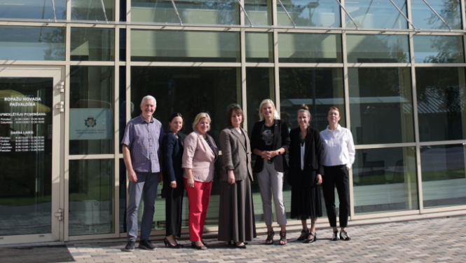 novada domes ēka, cilvēki