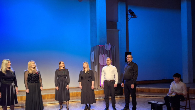 Ansambļu skate, ansamblis "Ar putniem" uz skatuves uzstāšanās laikā