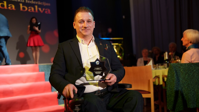 "Gada balvas 2025".  Balvu par 2.vietu para-iejādē 1. grupā saņēma ropažnieks Mareks Jedinaks