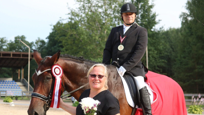 zirgs ar diviem cilvēkiem