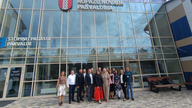 Domes pārstāvji pie domes ēkas