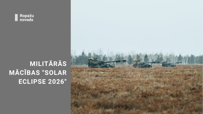 militārās mācības "Solar Eclipse 2026", bildē: tanks, kas brauc pa pļavu pavasarī
