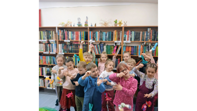 Vangažu pilsētas biblitēkā viesojas PII "Jancis" grupiņu bērni