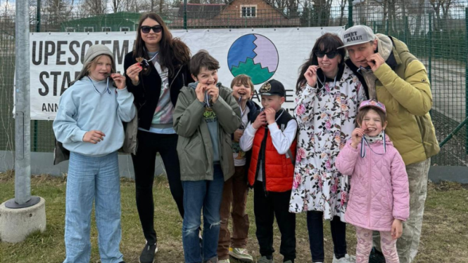 Fotoorientēšanās Upesciemā: dalībnieku komanda ar medaļām