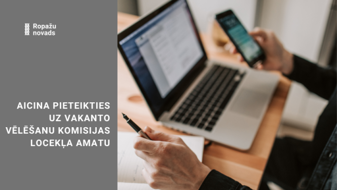 Aicina pieteikties uz vakanto Vēlēšanu komisijas locekļa amatu, bildē, dators, vīriešu rokas, vienā rokā pildspalva, otrā telefons