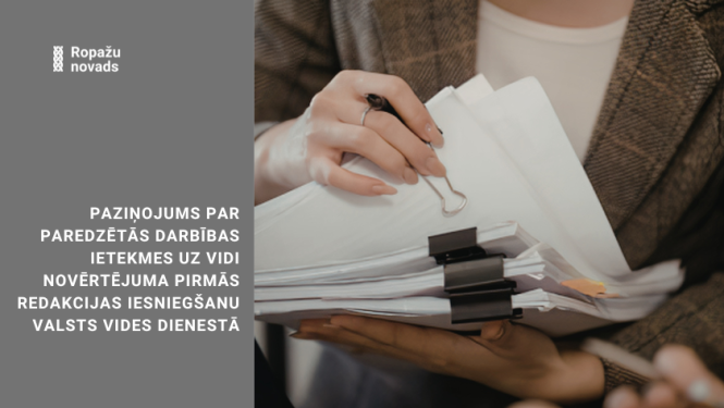 paziņojums par vides novērtējumu, bildē sieviete, kuras rokās dokumentu mapes