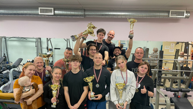 grupiņa ar cilvēkiem