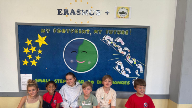 cilvēki pie plakāta